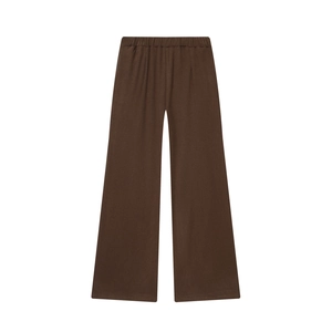 Detail einer braunen Weitbeinhose mit elastischem Bund und weichem, dickem Stoff
