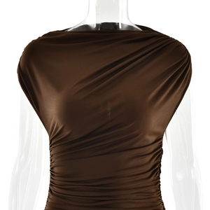 Détail d'une robe froncée sans manches marron avec encolure asymétrique à une épaule