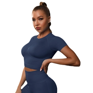 Ensemble de fitness bleu marine sans couture avec haut court et legging de yoga sculptant