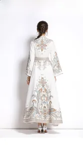 Vista posteriore di un abito lungo bianco con stampa paisley e maniche lunghe a campana