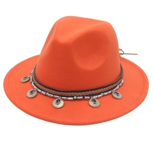 Dettaglio cappello stile bohémien arancione a tesa larga con perline e ciondoli