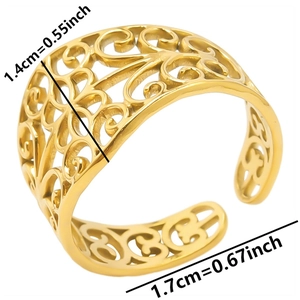 Détail d'une bague fleurie en acier doré avec mesures de largeur de 1,4 cm incluses