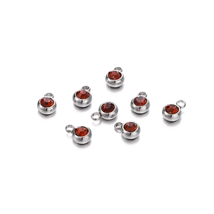 Gros plan de 8 pendentifs en acier avec zircons rouges de 6mm pour bijoux DIY