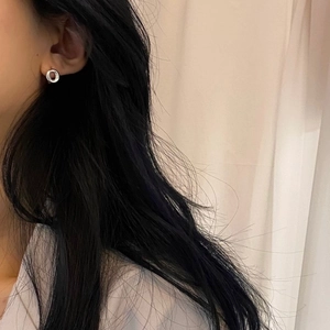 Minimalist S925 sterling silver O-shape hoop earring worn on model ear for a modern look