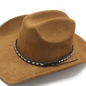 Détail d'un chapeau de cow-boy marron en suédine montrant le tissu et le ruban tressé