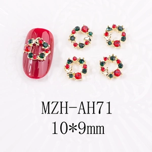 Vue macro de bijoux d'ongles couronne de Noël avec strass rouges et verts, 10x9mm