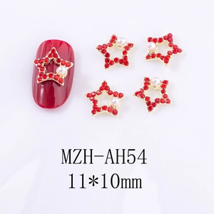 Détails macro de bijoux d'ongles étoiles de Noël avec strass rouges et perles blanches