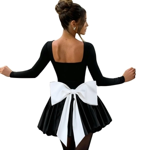 Robe courte chic à col carré avec un grand nœud en satin blanc contrastant au dos