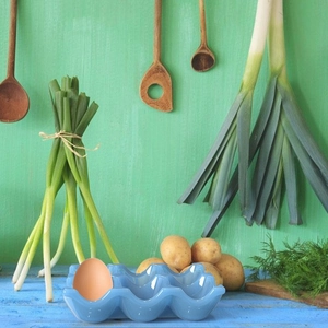 Huevera ondulada de cerámica azul cielo para almacenamiento de cocina y decoro
