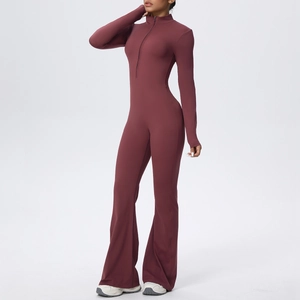 Détail d'un body de yoga violet foncé à manches longues avec zip frontal et bas évasé