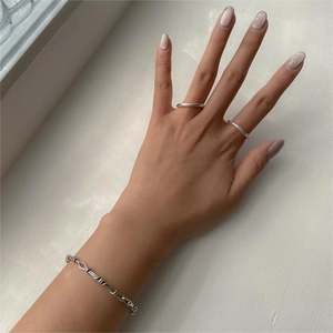 Minimalist 925 sterling silver twist rings and pig nose chain bracelet on hand