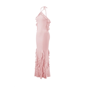 Détail de la robe rose dos nu avec ourlet à volants superposés et lien au dos