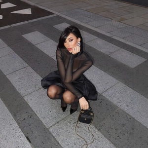 Ensemble élégant avec haut en maille noire et mini-jupe bouffante avec talons