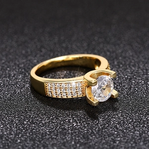 Anello classico con zircone tondo placcato in oro e dettagli pavé per donna