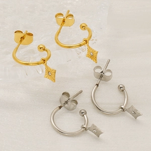 Minimalist C-shaped earrings with diamond star pendants in gold and silver finish