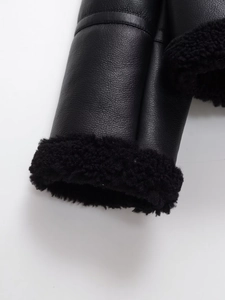 Vue détaillée du revers d'une veste en cuir noir avec doublure épaisse en laine bouclée