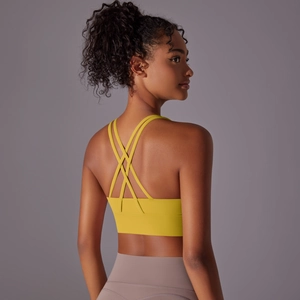 Dettaglio delle spalline incrociate sulla schiena del reggiseno sportivo giallo