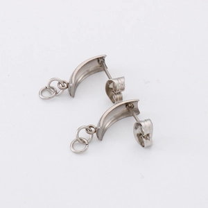 Composants de boucles d'oreilles minimalistes en argent avec anneau sur fond blanc