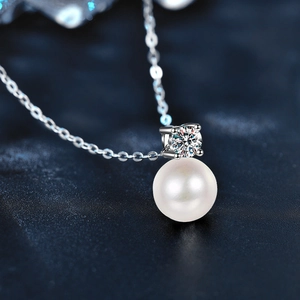 Elegant S925 sterling silver necklace with a round pearl and a Moissanite stone pendant