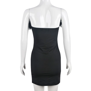 Λεπτομέρεια μαύρου στράπλες bodycon φορέματος με κομψά φτερά στο πίσω μέρος