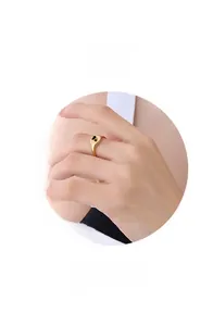 Macro di anello a sigillo geometrico placcato oro con cuore nero per donna