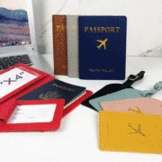 Detalle de fundas para pasaportes y etiquetas de equipaje en cuero PU de colores
