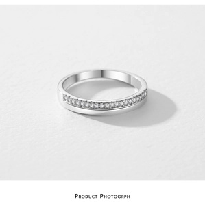 Makroaufnahme von Silber S925 Sterling Silber Ring mit feinen mikro-pavé klaren Zirkonias