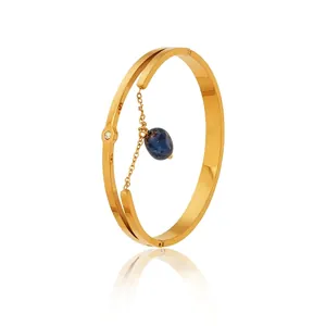 Détail d'un bracelet en acier doré avec pierre bleue et indication de poids 18,3g