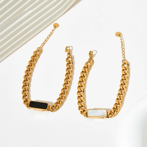 Ensemble de bracelets gourmette dorés avec breloques carrées en nacre noire et blanche