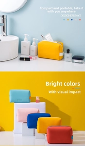 Detailweergave van de minimalistische waterdichte PU-leren make-uptassen met reliëflogo