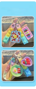 Vue détaillée de porte-clés kawaii en PVC avec lanières en silicone aux tons macaron