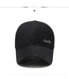 Vue frontale d'une casquette de baseball noire pour hommes avec logo CAP en métal