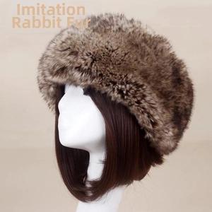Détail d'un bonnet d'hiver épais en fausse fourrure de lapin mélangé marron sur modèle