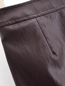 Gros plan sur la texture en cuir marron foncé avec des coutures de précision élégantes
