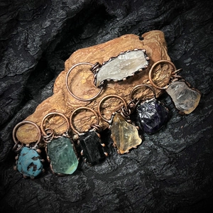 Pendenti in cristallo naturale fatti a mano con filo di bronzo vintage su corteccia