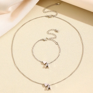 Vue macro de l'ensemble collier et bracelet argent avec pendentifs cœur et lettre A