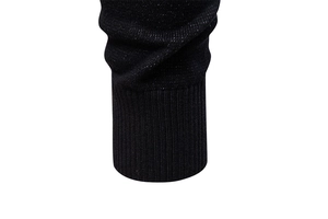 Gros plan du poignet côtelé d'un pull en tricot noir montrant la texture et la qualité