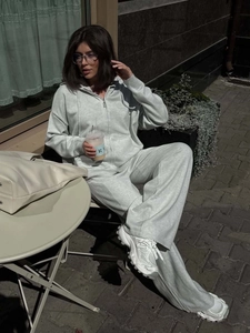 Tuta sportiva da donna grigio chiaro con felpa con cappuccio e pantaloni a gamba larga