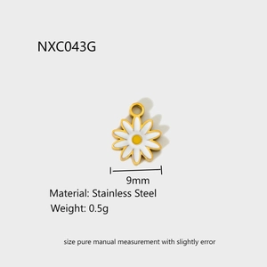 Macro view of 9mm white daisy pendant in gold-plated stainless steel with size specs
