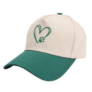 Casquette de baseball bicolore beige et vert foncé avec motif cœur et patte
