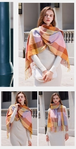 Dettaglio della sciarpa a quadri arcobaleno con nappe e vivaci colori arancio e rosa