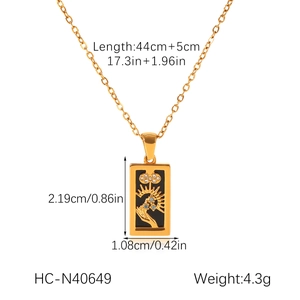 Dettaglio del pendente sole tarocchi oro 18k con dimensioni 2,19cm e catena da 44cm