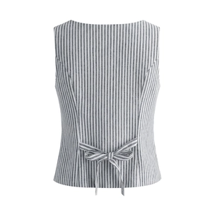 Détail du dos du gilet rayé avec lien de serrage à la taille et nœud élégant en gros plan