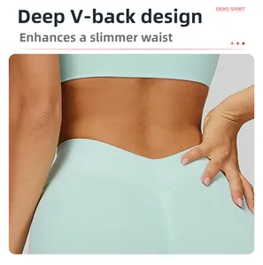Détail du short de yoga sans couture vert menthe avec une coupe en V profonde à la taille