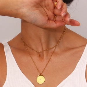 Collier double épaisseur en acier inoxydable plaqué or 18 carats avec pendentif boussole