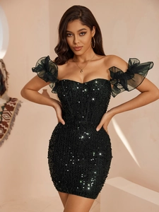 Détail des paillettes noires et des volants sur une robe de soirée sexy à épaules dénudées