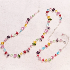 Buntes Zirkon-Schmuckset mit silberner Halskette und Armband mit mehrfarbigen Edelsteinen