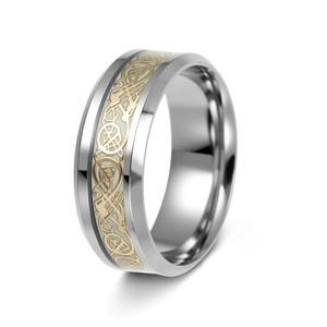 Vue détaillée d'une bague dragon en titane argenté avec motif celtique doré et poli