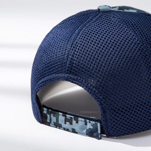 Détail de la casquette de baseball en filet bleu marine avec sangle de réglage camouflage
