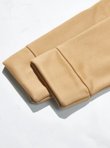 Gros plan détaillé du poignet en tricot côtelé kaki et de la texture du tissu premium
